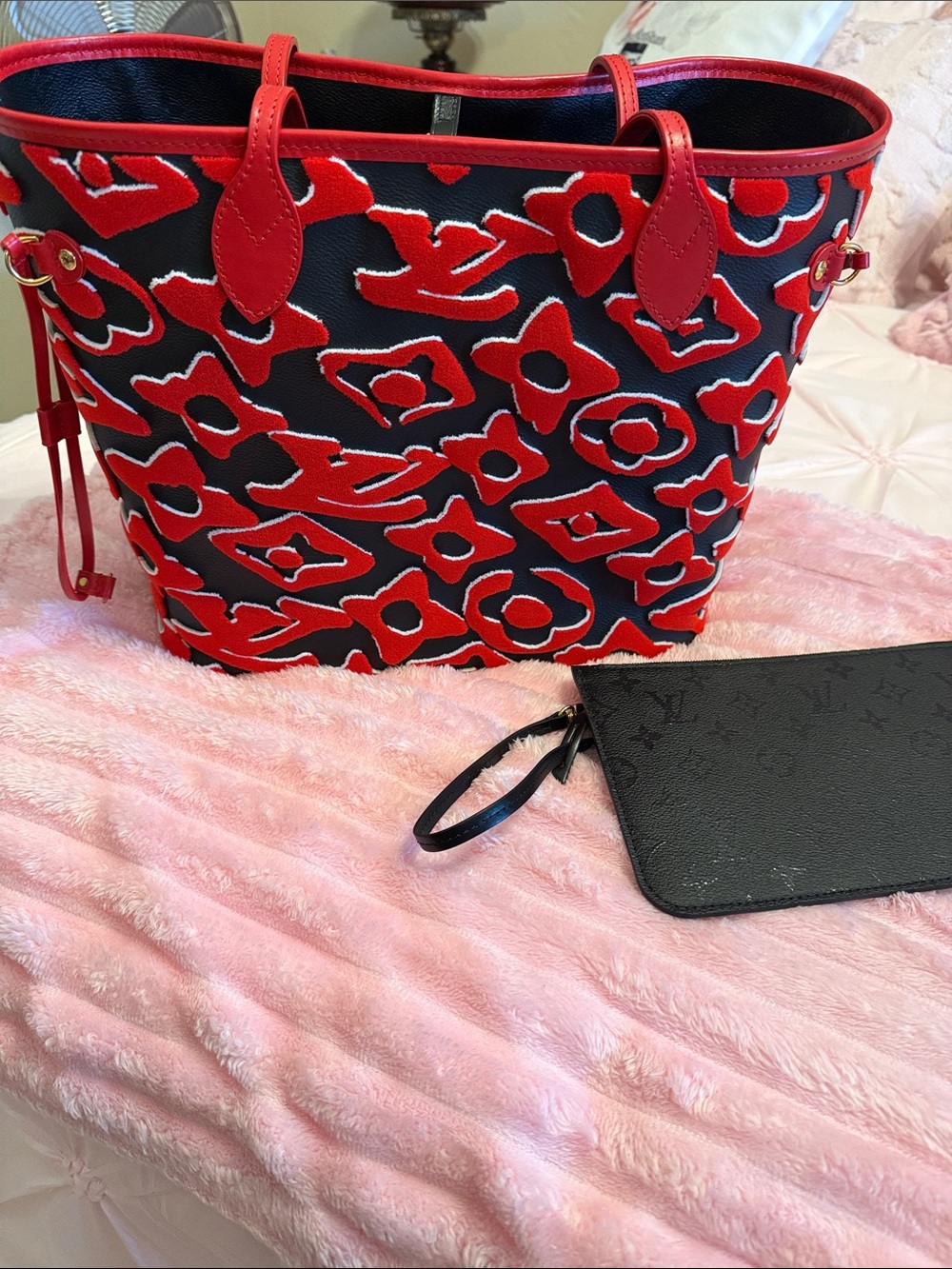 Louis Vuitton Neverfull LV UF
Urs Fischer tote bag black red